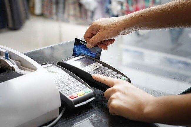 Thanh toán bằng thẻ tín dụng tại máy POS