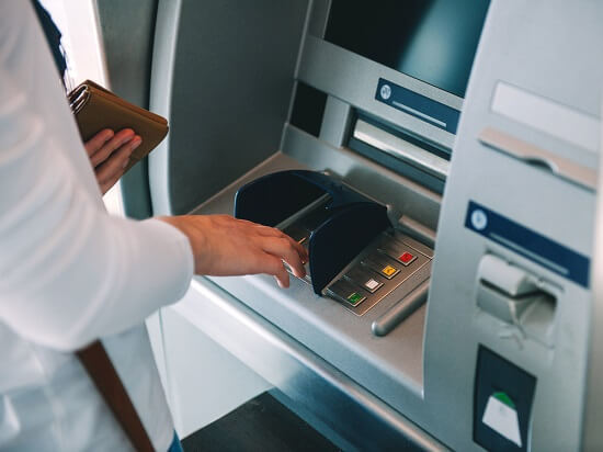 Thẻ tín dụng có thể dùng rút tiền ở máy ATM