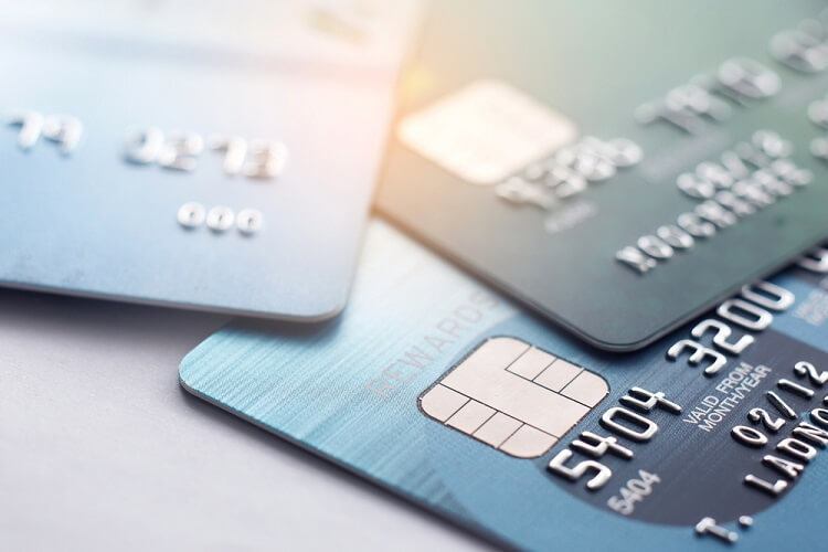 Có hai loại thẻ Visa là Debit và Credit