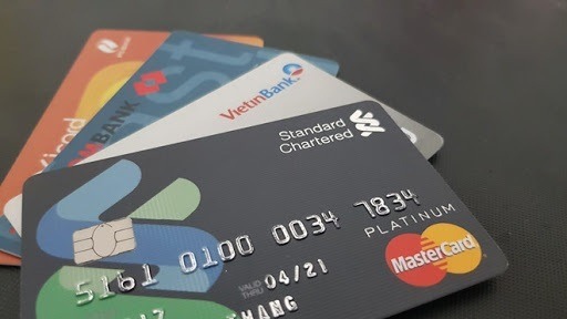 the tin dung khong co chu debit tren mat the Thẻ tín dụng không có chữ Debit trên mặt thẻ