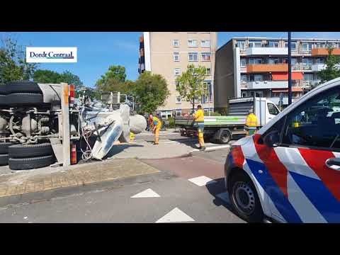 Cementwagen op zijn kant Burgemeester de Bruïnelaan Zwijndrecht
