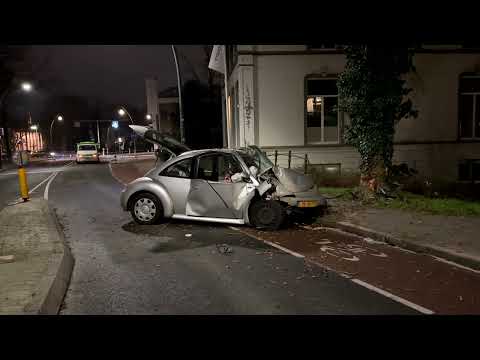 Automobilist zwaargewond bij ongeval Burgemeester van Roijensingel in Zwolle