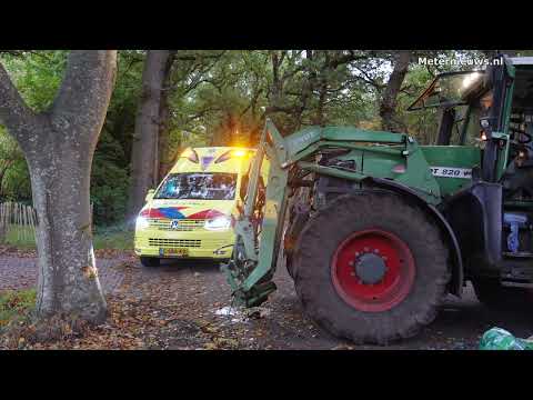 Tractor botst tegen boom in Ijhorst