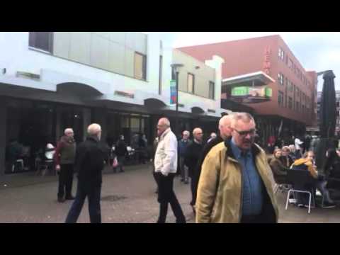 Flashmob van mannenkoor in Etten-Leur